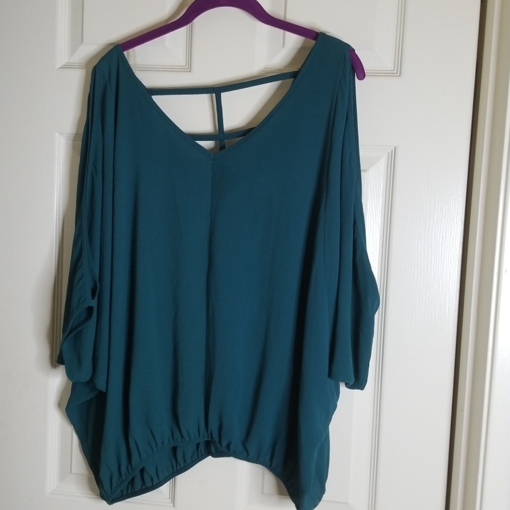 🐇🐰TOTO COLLECTIONS Green top with open arms